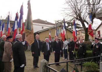 Encadrés par les porte-drapeaux, André Laur, Lucien Esposito et le colonel Cochepin ont déposé la gerbe au monument aux morts.Photo DDM,