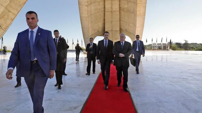 Emmanuel Macron avec le président du Sénat algérien lors d’une visite au Mémorial du Martyr