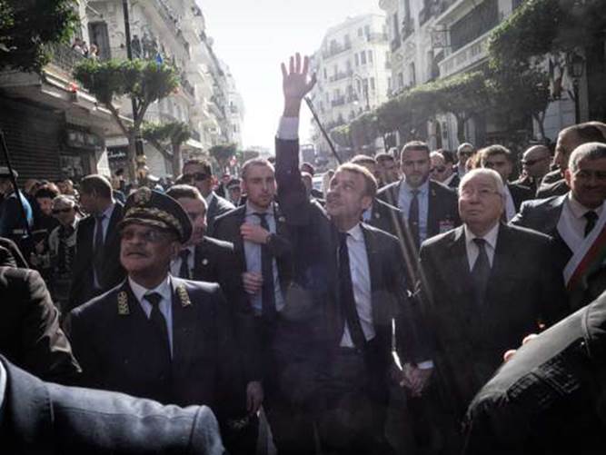 Le président de la République dans une rue d'Alger, le 6 décembre, lors de sa première visite en Algérie en tant que chef d'Etat.