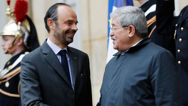 Poignée de mains entre le Premier ministre français Edouard Philippe (g) et son homologue algérien Ahmed Ouyahia, le 7 décembre 2017 à Paris